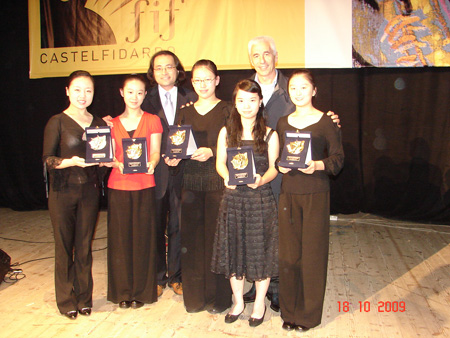 Cao Xiao Qing with winning students and Massimo Pigini